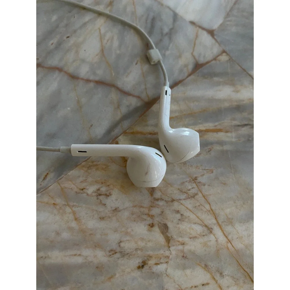 Apple EarPods Wired Headphones with 3.5mm Plug White MD827LL/A